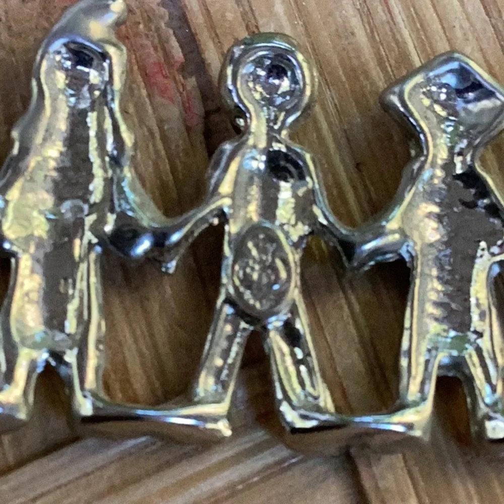 Vintage‎ Premier Silver Children Of The World Holding Hands Peace Love Unity Pin